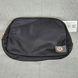 Lululemon Everywhere Belt Bag 7.5 x 2 x 5 Inches Black w Metal Zipper 1L